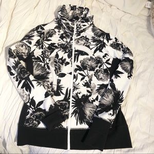 Lululemon jacket with a large collar - no hood -unique design and very warm